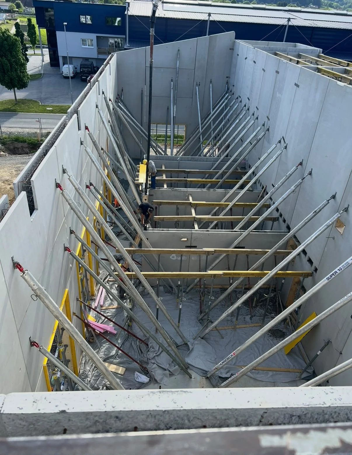 Montage von Betonfertigteilwänden mit temporären Montagestützen