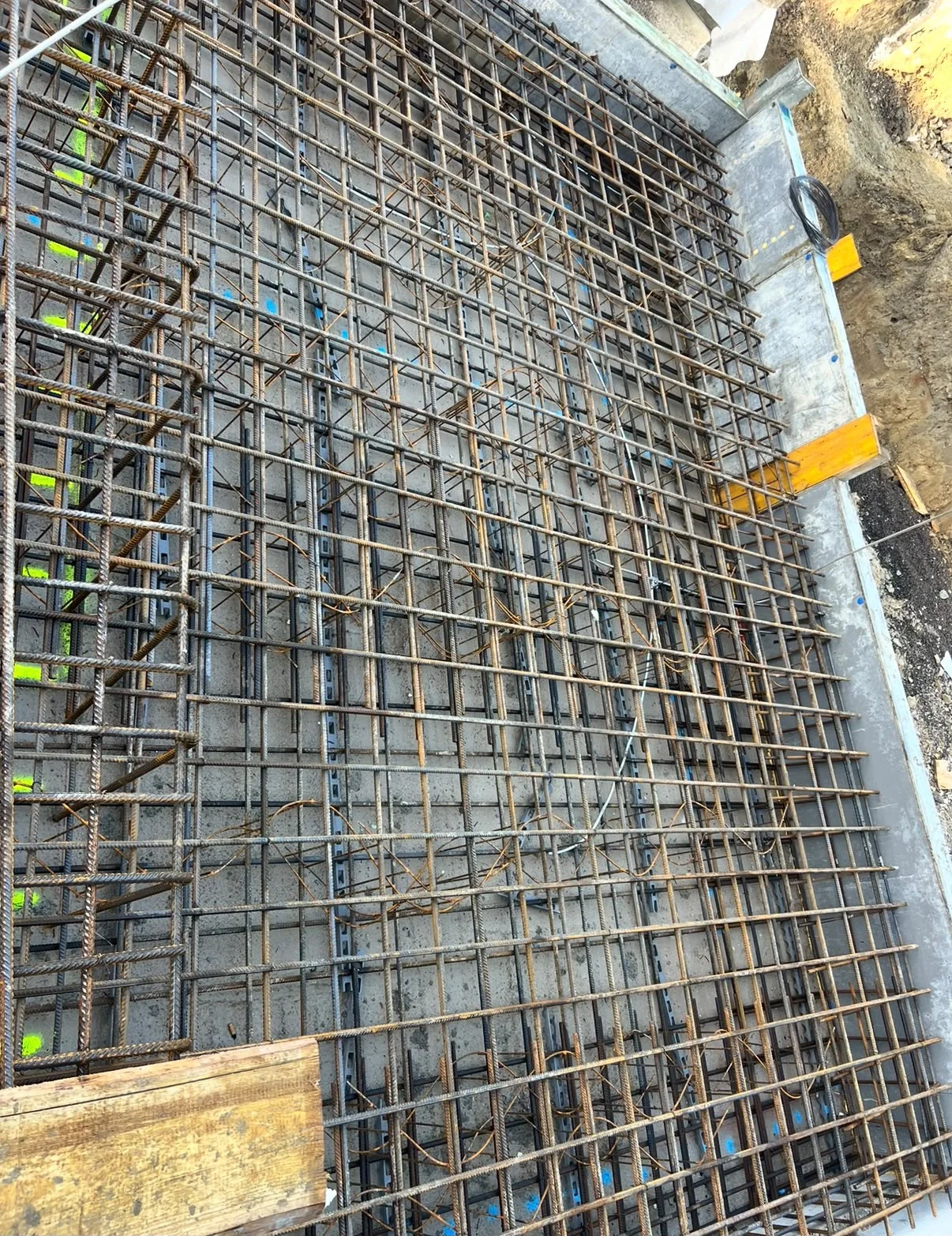 Dichte Stahlbewehrung für eine Bodenplatte vor der Betonage