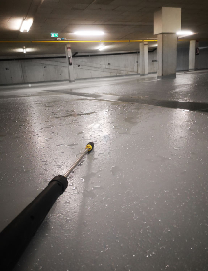 Professionelle Garagenreinigung in St.Pölten, Niederösterreich – gründliche Reinigung von Garagenflächen mit modernster Ausrüstung.